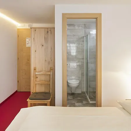 בית הארחה Annex Antika 2*