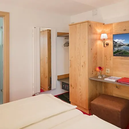 בית הארחה Annex Antika 2*