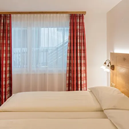 בית הארחה Annex Antika 2*