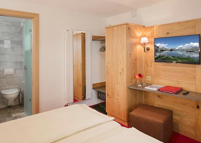 בית הארחה Annex Antika 2*